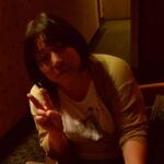 お客様の日本人女性がポーズをとっている