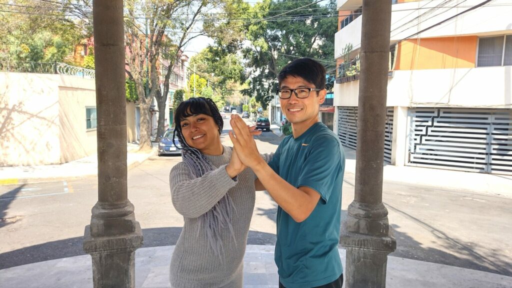 メキシコの観光ガイド岩﨑功がメキシコ人の女性とポーズをとっている