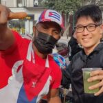 キューバ人と日本人がポーズをとっている