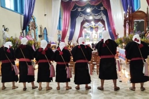 メキシコのチアパス州の民族衣装を着た男性達