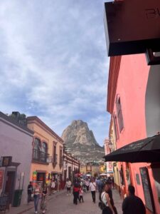 メキシコの観光地ベルナルの街並みと大きな岩