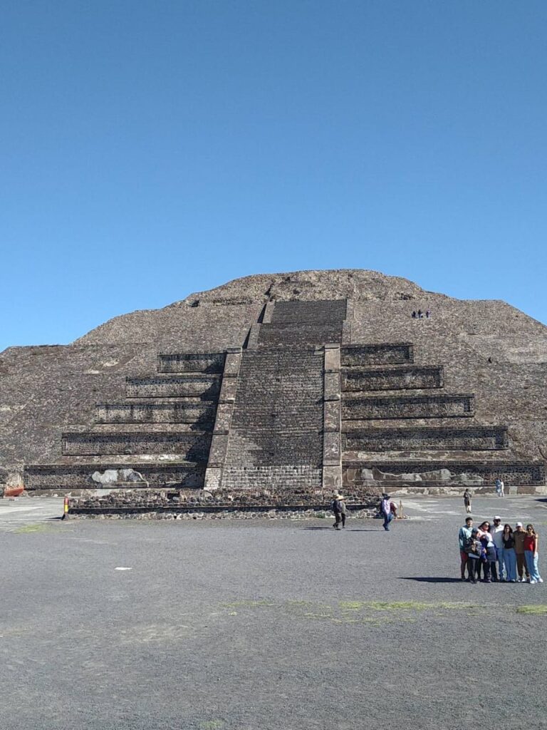 メキシコのテオティワカン遺跡にある太陽のピラミッド