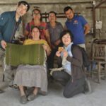旅行者と記念撮影するオアハカの住民