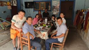 オアハカの家庭でオアハカ料理を食べる人たち