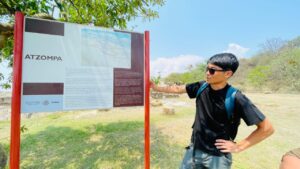 オアハカのアツォンパ遺跡で説明をするメキシコツアーガイドの岩﨑功
