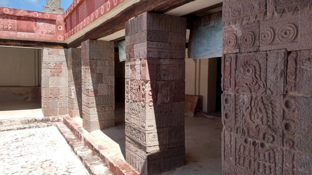 メキシコのテオティワカン遺跡のケッツァルパパロトゥル神殿