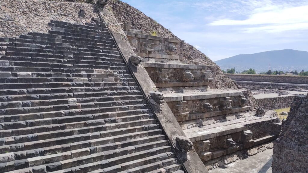 メキシコのテオティワカン遺跡のケッツァルコアトル神殿
