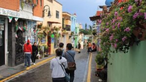 メキシコのプエブラ州アトリスコのカラフルな町